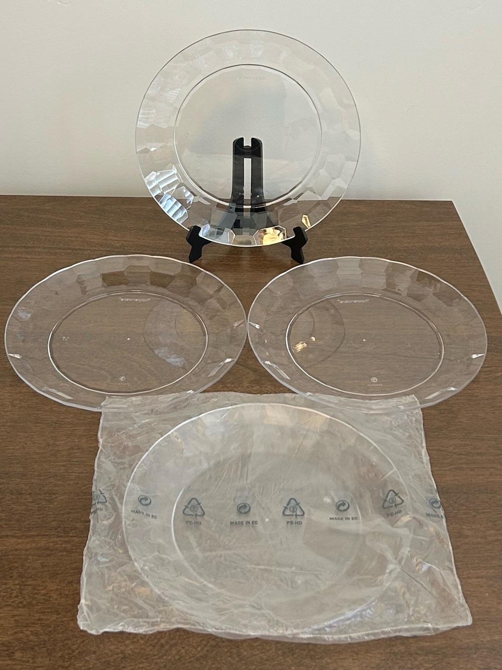 4 TUPPERWARE CLEAR ACRYLIC ICE PRISM 8" PLATES